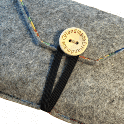 Nahaufnahme des geschlossenen Etuis mit Holzknopf 