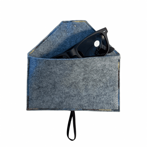 Graues Filz-Etui geöffnet mit schwarzer Sonnenbrille im Inneren