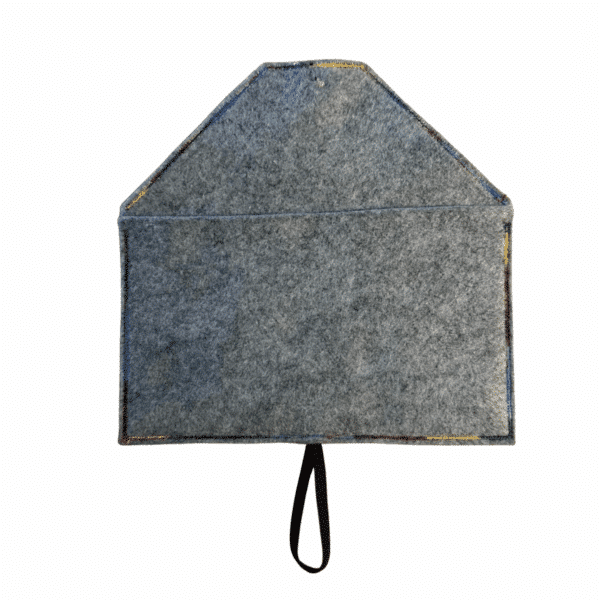 Offenes Brillenetui aus grauem Filz ohne Inhalt, mit bunter Randstickerei