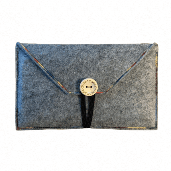 Filz-Brillenetui geschlossen mit buntem Rand und Holzknopf auf der Vorderseite