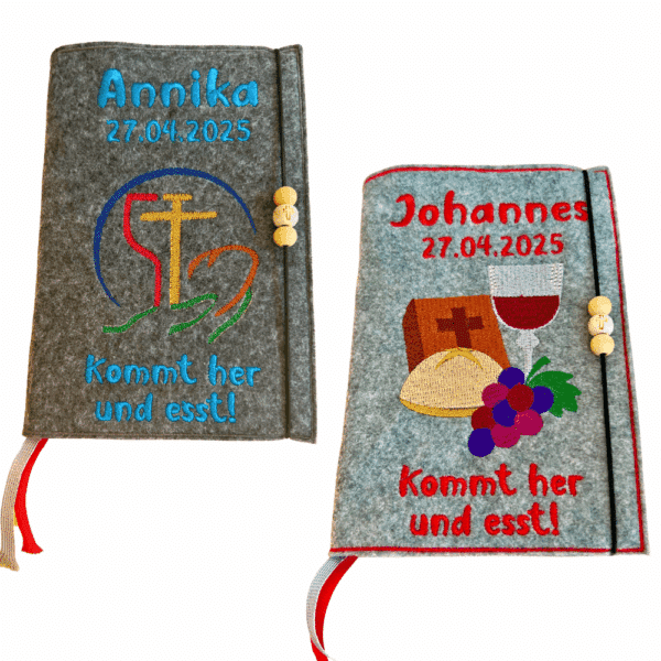 Zwei bestickte graue Gotteslobhüllen aus Filz für religiöse Anlässe. Links eine mit Kreuz und farbigen Linien, datiert auf den 27.04.2025, mit dem Namen Annika. Rechts eine mit Bibel, Brot, Trauben und Kelch, datiert auf den 27.04.2025, mit dem Namen Johannes. Beide mit dem Text "Kommt her und esst!".
