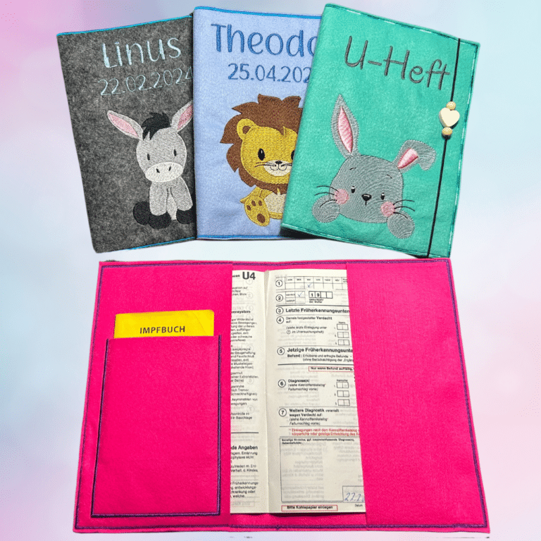 Drei personalisierte Hüllen für U-Hefte aus Filz mit Tiermotiven: ein Esel, ein Löwe und ein Hase. Geöffnetes U-Heft mit einer Impfbuch-Einlage im Vordergrund.