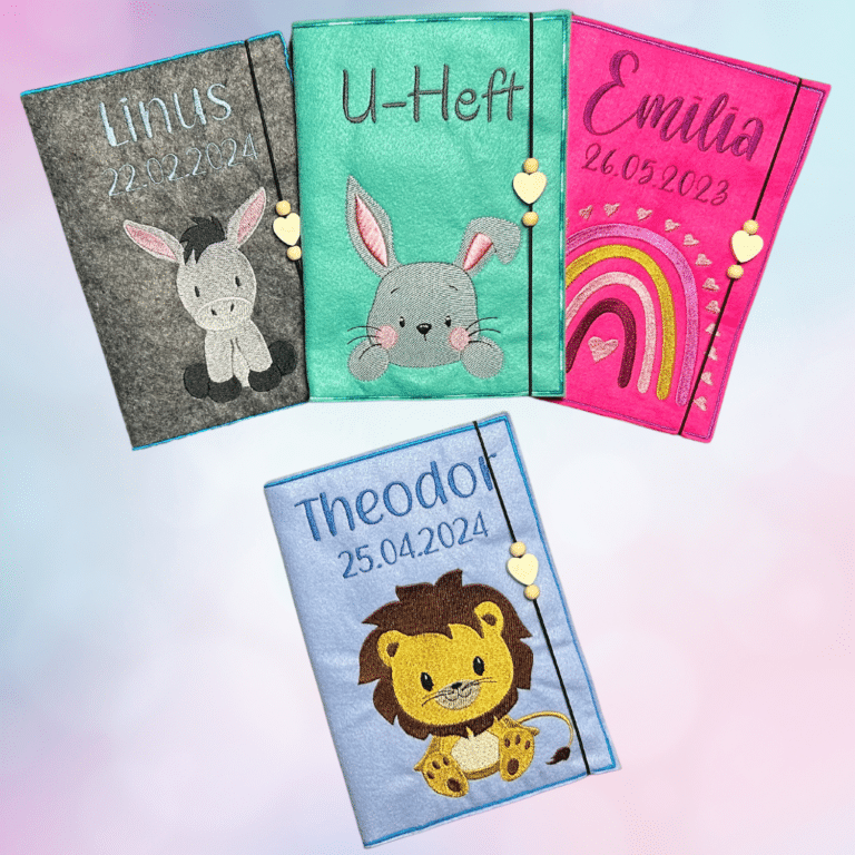 Vier personalisierte Filzhüllen für Kinderhefte mit Tiermotiven (Esel, Hase, Regenbogen, Löwe) in verschiedenen Farben und Namentext.