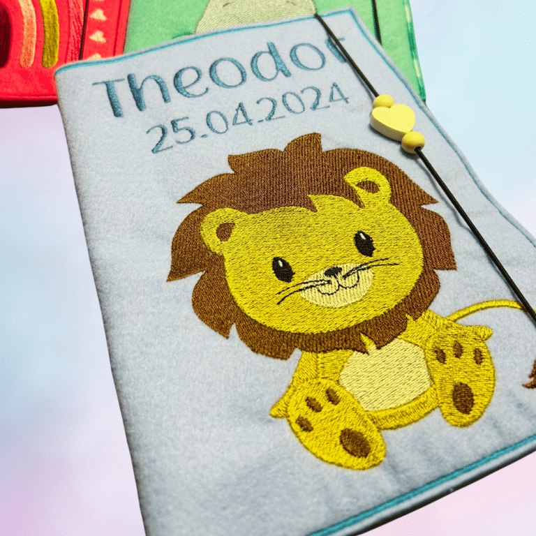 Gestickte Babydecke mit niedlichem Löwenmotiv und personalisiertem Namen sowie Geburtsdatum.