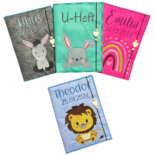 Vier personalisierte U-Heft-Hüllen mit verschiedenen Stickereien: ein Esel, ein Hase, ein Regenbogen und ein Löwe. Die Hüllen tragen die Namen Linus, Emilia, und Theodor, jeweils mit einem Datum darunter.