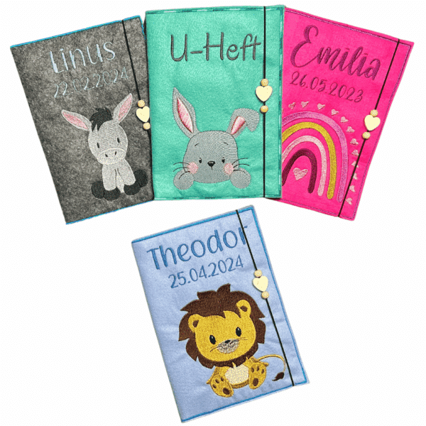 Vier personalisierte U-Heft-Hüllen mit verschiedenen Stickereien: ein Esel, ein Hase, ein Regenbogen und ein Löwe. Die Hüllen tragen die Namen Linus, Emilia, und Theodor, jeweils mit einem Datum darunter.