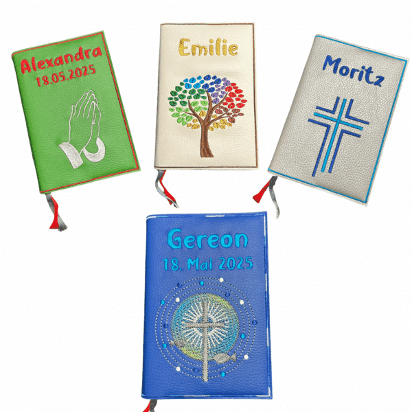 Vier Gotteslobhüllen aus Kunstleder in verschiedenen Farben und Designs, jeweils mit einem Namen und einem Datum bedruckt. Die Designs zeigen religiöse Symbole wie betende Hände, ein Kreuz, einen Baum und eine Grafik in Kreisform.