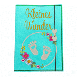 Türkise Mutterpasshülle mit Babyfüßen, Blumen und Schriftzug „Kleines Wunder“