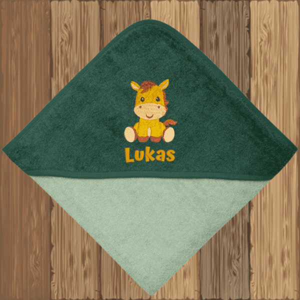 Personalisiertes Kapuzenhandtuch für Babys mit Pferdemotiv und Name – dunkelgrün mit Stickerei „Lukas“