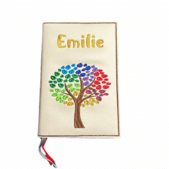 Handgefertigte, personalisierte Gotteslobhülle aus Kunstleder mit einem bunten Baum und dem Namen „Emilie“ auf der Vorderseite.