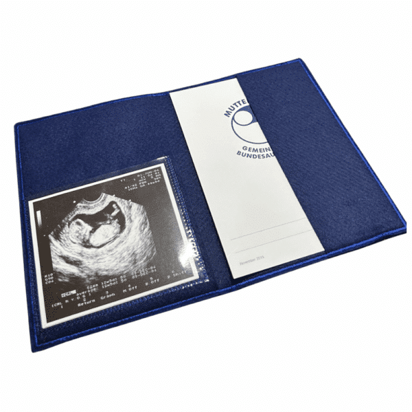 Innenansicht einer bestickten Mutterpasshülle mit Ultraschallbild und Mutterpass