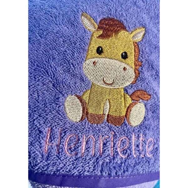 Detailansicht Stickerei auf Kapuzenhandtuch mit Pferdemotiv und Name – Henriette