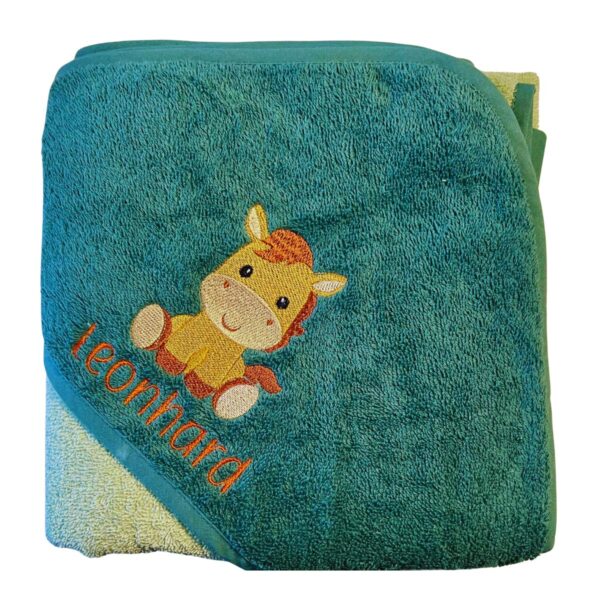 Gefaltetes Kapuzenhandtuch mit Pferdemotiv und Name – personalisiert mit „Leonhard“