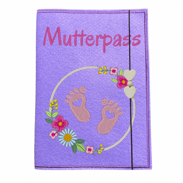 Fliederfarbende Mutterpasshülle mit Blumenkranz und Babyfüßchen und rotem Schriftzug „Mutterpass“