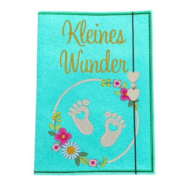 Türkise Mutterpasshülle mit Blumenkranz und Babyfüßchen und Schriftzug „Kleines Wunder“