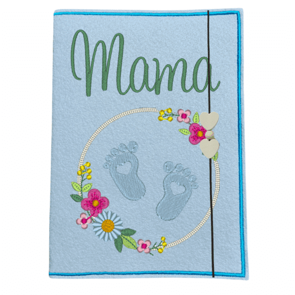 Hellblaue Mutterpasshülle mit Blumenkranz und Babyfüßchen und grünem Schriftzug „Mama“
