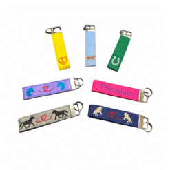 Verschiedene bunte Schlüsselanhänger mit Pferde und Herzdesigns