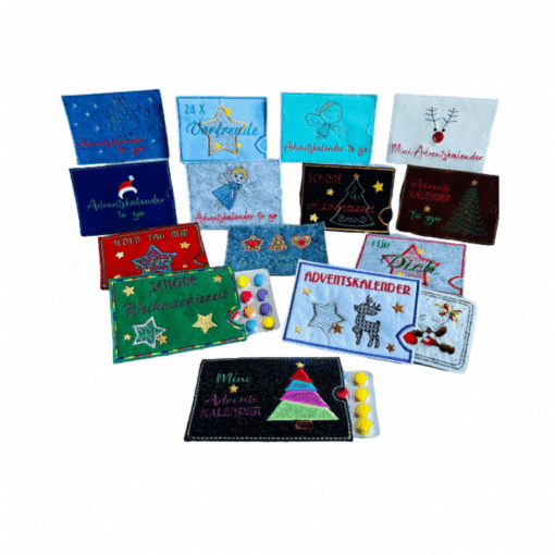 Mehrere bunte Adventskalender aufgestellt