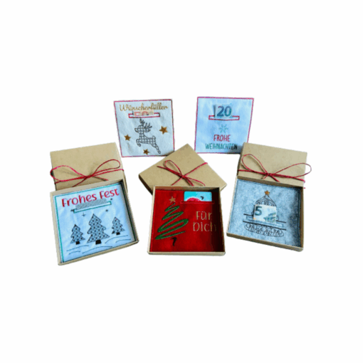 Mehrere Geschenkverpackungen für Weihnachten mit dekorativen Designs