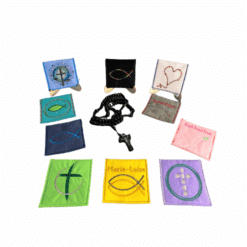 Eine Sammlung bunter bestickter Stoffquadrate und ein Rosenkranz