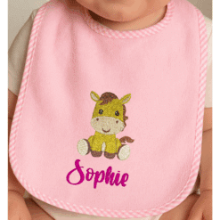 Rosa Lätzchen mit Pferde-Stickerei und Name Sophie – getragen von Baby