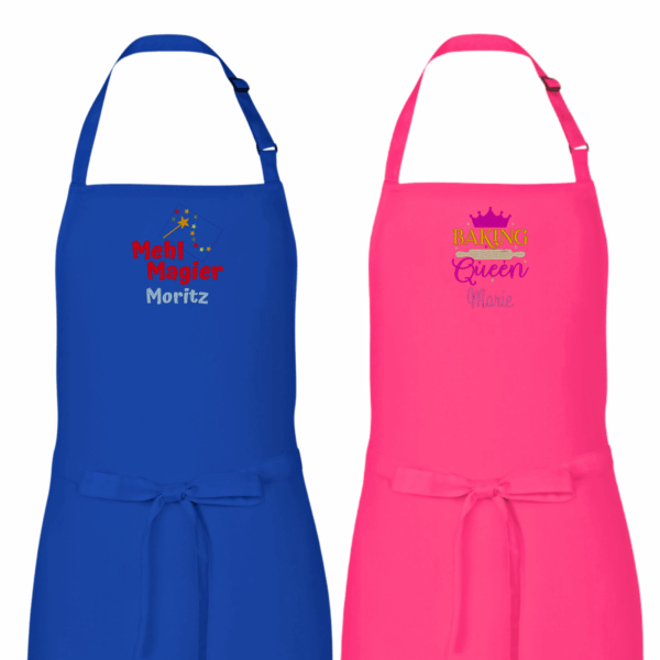 Auswahl an bunten personalisierten Schürzen zum Backen mit verschiedenen Farben und personalisierbaren Motiven, z.B. Mehlmagier oder Baking Queen.