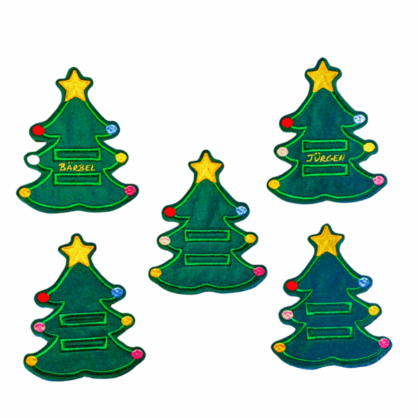 Fünf Varianten des Besteckhalters Tannenbaum für Weihnachten aus Filz, teilweise mit Namen wie Bärbel oder Jürgen bestickt.