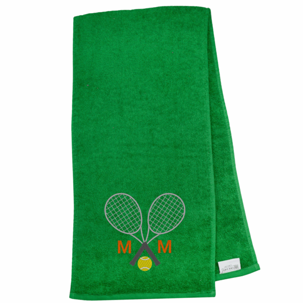 Tennishandtuch mit Motiv & Monogramm: Grünes Tennishandtuch mit zwei gekreuzten Tennisschlägern, Tennisball und den Initialen