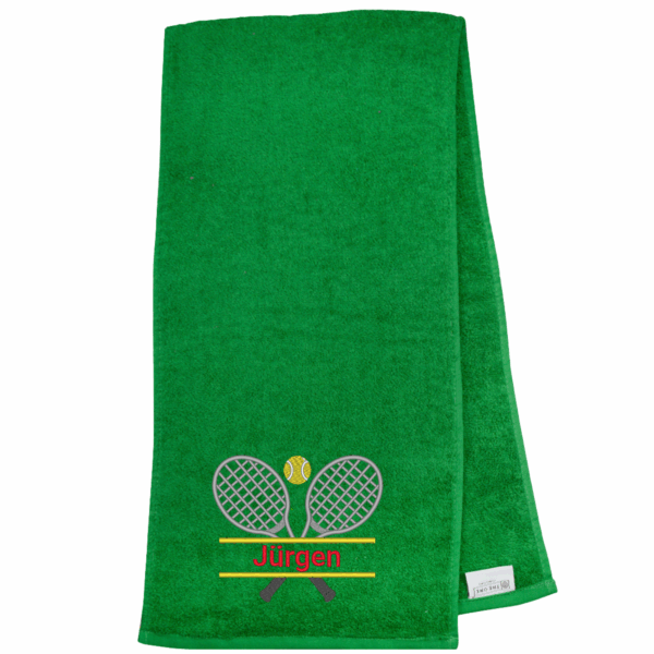 Tennishandtuch mit Split-Motiv & Name: Grünes Tennishandtuch mit zwei Tennisschlägern, Tennisball und dem Namen „Jürgen“