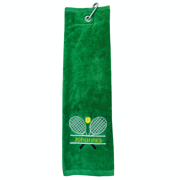 Tennishandtuch mit Split-Motiv: Grünes Tennishandtuch mit Stickerei von zwei Schlägern, Ball und Name Johannes