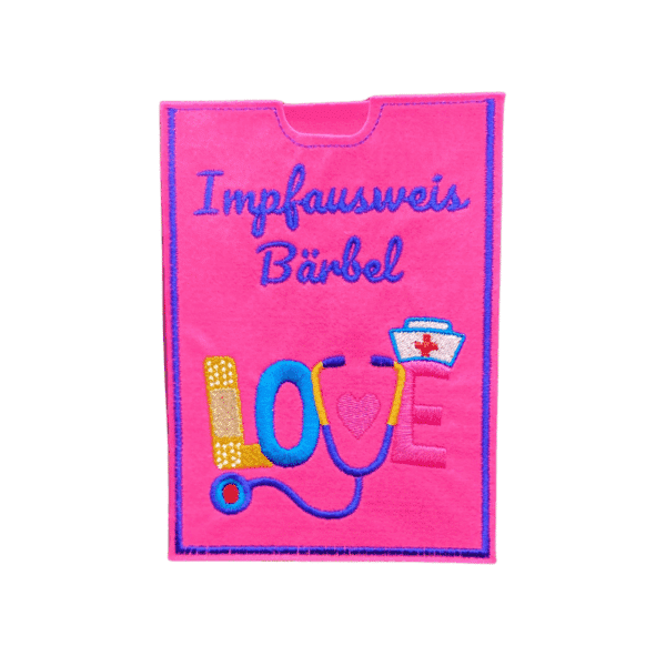 Pinke Impfausweishülle aus Filz für Menschen mit dem Namen Bärbel und farbenfrohem LOVE-Motiv