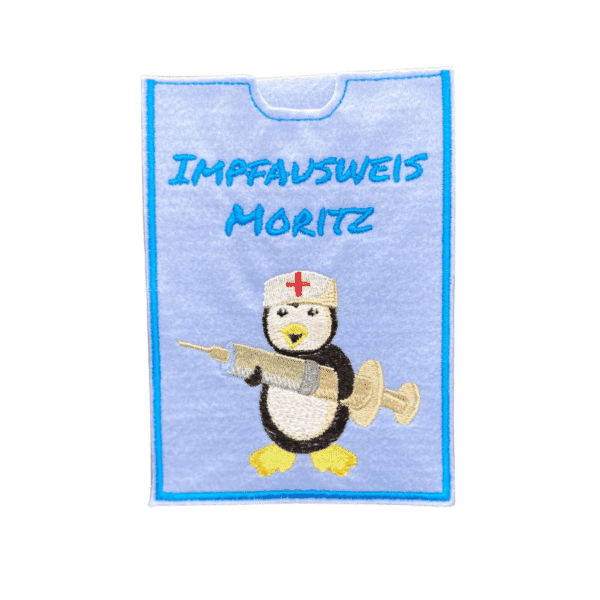 Blaue Impfausweishülle aus Filz für Menschen mit dem Namen Moritz und einem Pinguin mit Spritze