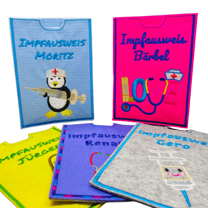Bunte Impfausweishülle aus Filz für Menschen mit individuellen Namen und liebevollen Stickereien