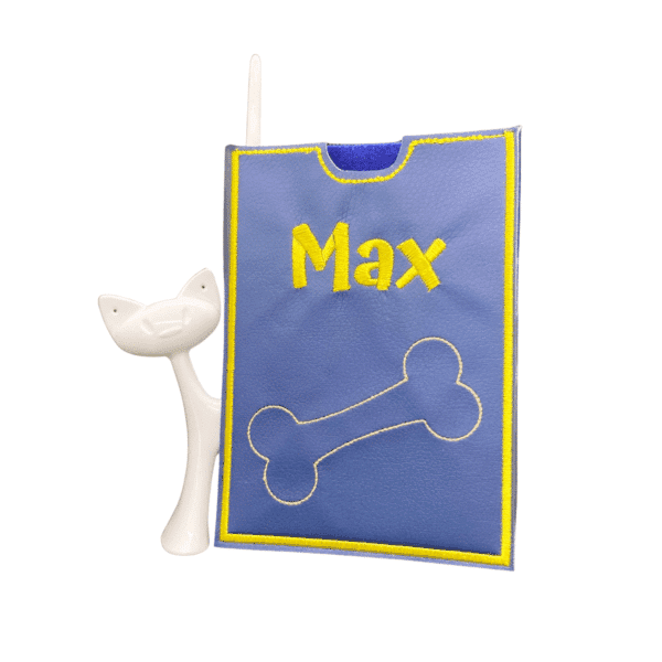 Impfausweishülle aus Kunstleder für Hunde mit dem Namen Max in Blau und Gelb mit Knochenmotiv.