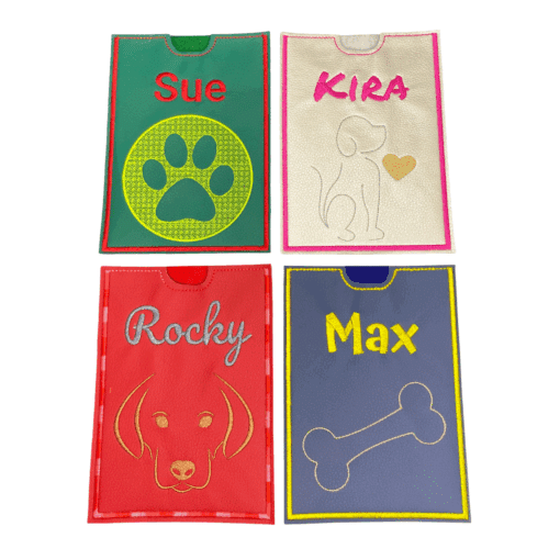 Vier farbige Impfausweishüllen aus Kunstleder für Hunde mit den Namen Sue, Kira, Rocky und Max.