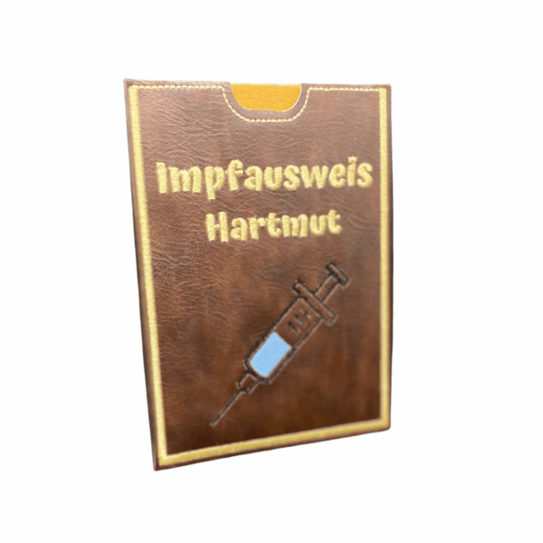 Braune Impfausweishülle aus Kunstleder für Menschen mit dem Namen Hartmut und Spritzen-Stickerei