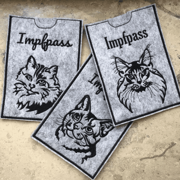 Impfausweishülle aus Filz für Katzen: Drei hellgrau-melierte Filzhüllen mit detaillierten Katzenporträts und schwarzer „Impfpass“-Schrift.