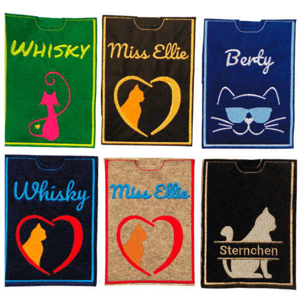 Schwarze und bunte Impfausweishüllen aus Filz für Katzen mit personalisierten Namen und gestickten Katzenmotiven.