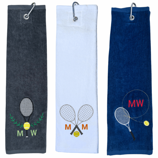 Vorschaubild von Tennishandtücher mit Initialen M und W und verschiedenen Tennismotiven bestickt