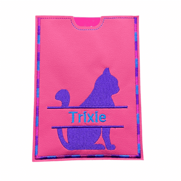 Pinkfarbene Impfausweishülle aus Kunstleder für Katzen mit lila Katzensilhouette und Namensstickerei.