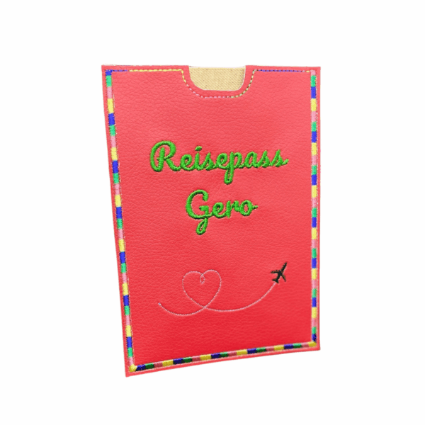 Personalisierte Reisepasshülle aus Kunstleder in Rot mit Globus- und Herz-Flugzeug-Stickerei