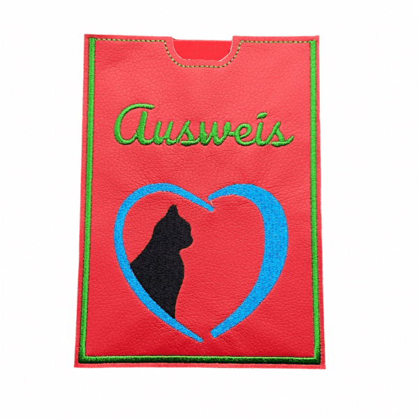 Rote Impfausweishülle aus Kunstleder für Katzen mit schwarzer Katzensilhouette im blauen Herz und grünem „Ausweis“-Schriftzug.