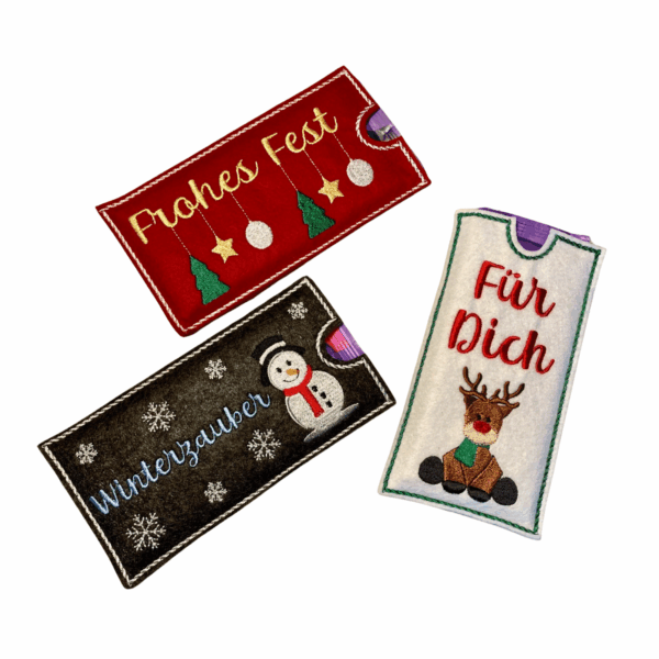Drei weihnachtliche Schokohüllen aus Filz für Weihnachten mit sichtbarer Schokolade, dekoriert mit Rentier, Schneemann und Weihnachtsgrüßen.