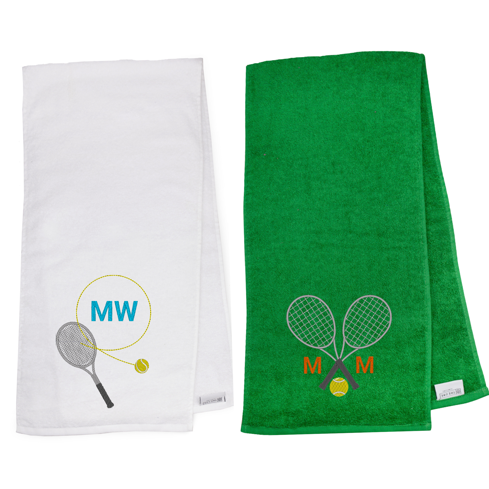 Tennishandtuch mit Motiv & Monogramm: Zwei bestickte Tennishandtücher in Grün und Weiß mit Initialen "MW" und Tennisschläger-Motiven