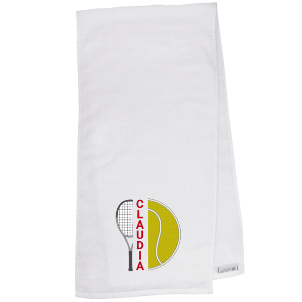 Tennishandtuch mit Split-Motiv & Name: Weißes Tennishandtuch mit vertikalem „CLAUDIA“-Schriftzug, Tennisschläger und Tennisball