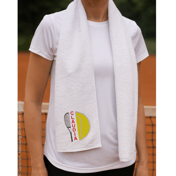 Frau mit weißem Tennishandtuch, bestickt mit dem Namen „CLAUDIA“, einem gelben Tennisball und Schläger.