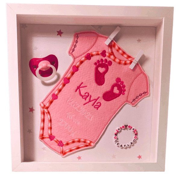 Erinnerungsrahmen zur Geburt für Mädchen mit Name Kayla, Fußabdruck-Stickerei und rosa Design
