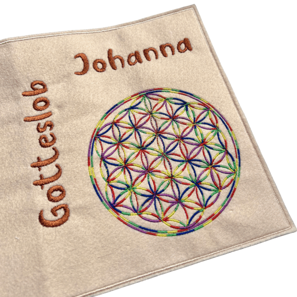 Gotteslobhülle aus Filz mit Blume des Lebens und personalisiertem Namen.