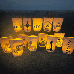 Leuchtende Lichtbeutel mit maritimen Motiven und Schriftzügen wie MOIN und AHOI in nordischer Optik