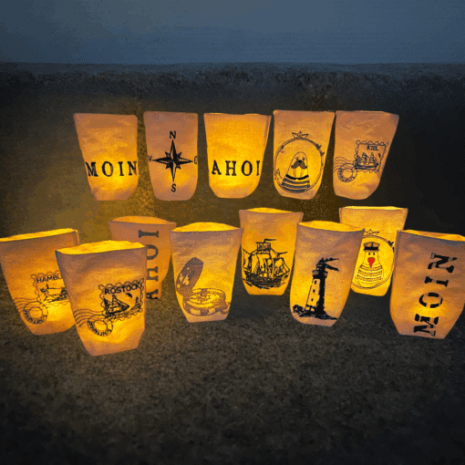 Leuchtende Lichtbeutel mit maritimen Motiven und Schriftzügen wie MOIN und AHOI in nordischer Optik